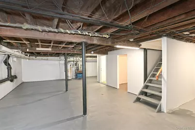 198 Warner Avenue, Roslyn Heights, NY 11577 - Photo 33