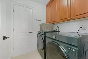 428 Trotting Ln, Westbury, NY 11590 - Photo 33