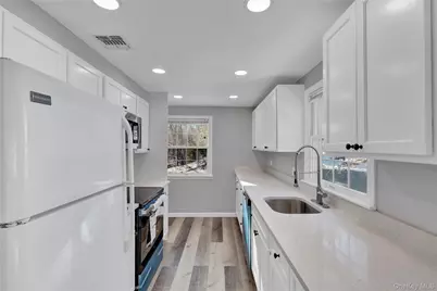 81 Oakside Road, Smithtown, NY 11787 - Photo 9