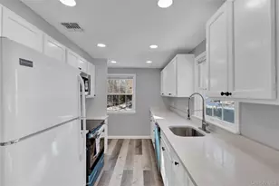 81 Oakside Rd, Smithtown, NY 11787 - Photo 9