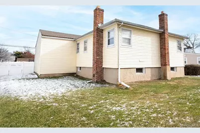 385 Beacon Avenue, Lindenhurst, NY 11757 - Photo 17