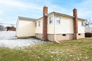 385 Beacon Ave, Lindenhurst, NY 11757 - Photo 17