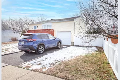 385 Beacon Avenue, Lindenhurst, NY 11757 - Photo 3