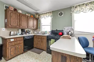 27 Deepdale Pkwy, Roslyn Heights, NY 11577 - Photo 3