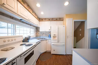 41 Foxhill Road, Valhalla, NY 10595 - Photo 11