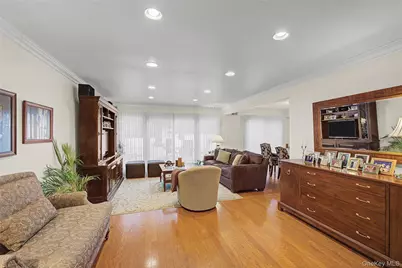 84 Aspen Drive W, Woodbury, NY 11797 - Photo 11