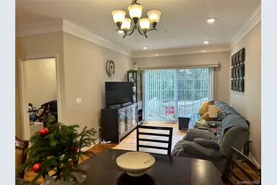 121 Wildwood Circle, Holtsville, NY 11742 - Photo 9