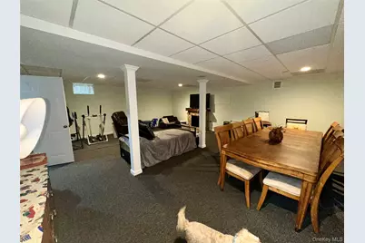 121 Wildwood Circle, Holtsville, NY 11742 - Photo 17