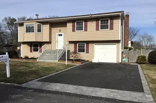 26 Charles Cir, Islip, NY 11751 - Photo 3