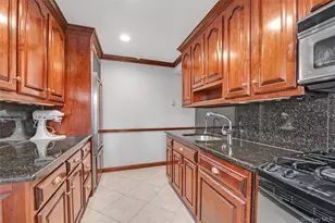 20 Canterbury Rd, Great Neck, NY 11021 - Photo 9