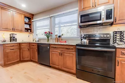 14 Hills Park Lane, Smithtown, NY 11787 - Photo 17