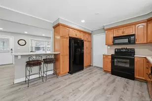 4 Cottage Ct, Middle Island, NY 11953 - Photo 9