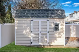 73 Midwood Ave, Farmingdale, NY 11735 - Photo 31