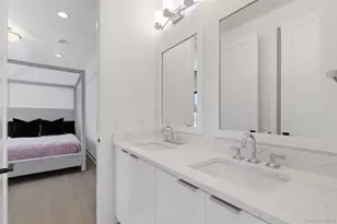 9 Sequoia Cir, Manhasset, NY 11030 - Photo 17