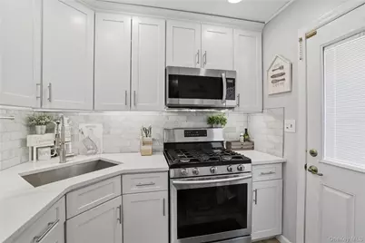 215 Monroe Street, Franklin Square, NY 11010 - Photo 9