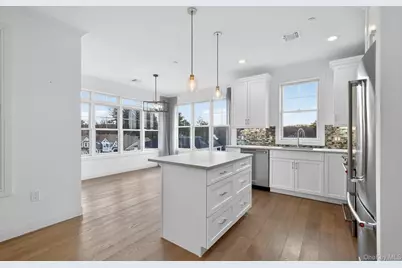 28301 Spruce Pond Circle, Plainview, NY 11803 - Photo 11