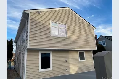 275 Beachview Street, Copiague, NY 11726 - Photo 3