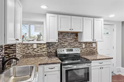 85 Bedford Avenue, Freeport, NY 11520 - Photo 15