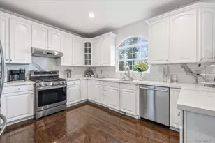 24 Ridge Ct, Hauppauge, NY 11788 - Photo 9