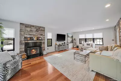 19 Lindsey Place, Holbrook, NY 11741 - Photo 9