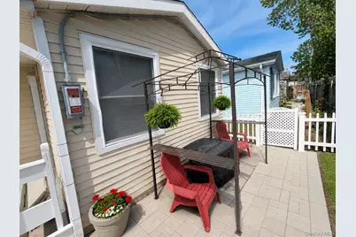 21 Village Circle E, Manorville, NY 11949 - Photo 9