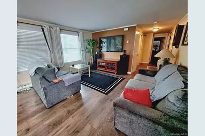 21 Village Circle E, Manorville, NY 11949 - Photo 5