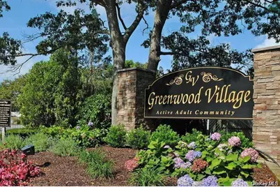 21 Village Circle E, Manorville, NY 11949 - Photo 11