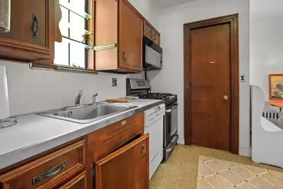 19 Surrey Lane, Yonkers, NY 10710 - Photo 13