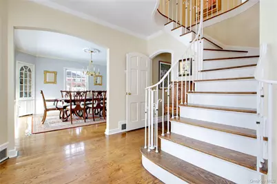 32 Barnard Place, Manhasset, NY 11030 - Photo 3