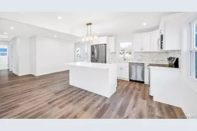 110 Monroe Avenue, Patchogue, NY 11772 - Photo 11