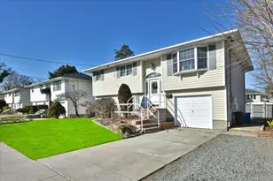 255 Brookside Ct, Copiague, NY 11726 - Photo 3