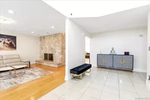 219 Carnation Dr, Farmingdale, NY 11735 - Photo 3