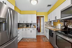 18 Hill Ln, Smithtown, NY 11787 - Photo 9