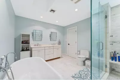 17 Windsor Gate Drive, North Hills, NY 11040 - Photo 15