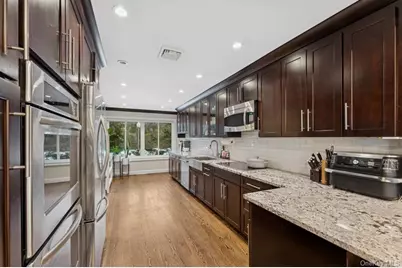 17 Windsor Gate Drive, North Hills, NY 11040 - Photo 9