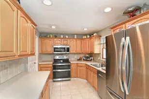 18 Vassar Ln, Hicksville, NY 11801 - Photo 13