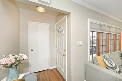 18 Vassar Lane, Hicksville, NY 11801 - Photo 7