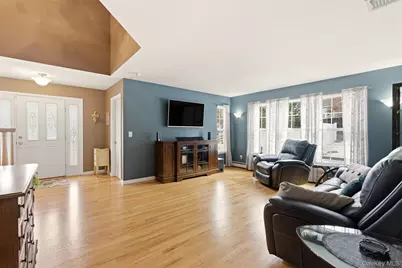 4 Macintosh Lane, Selden, NY 11784 - Photo 7