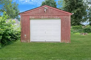 10 Laurie Rd, Brentwood, NY 11717 - Photo 29