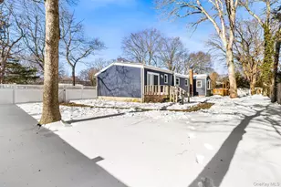 211 Oswego Ave, Medford, NY 11763 - Photo 3