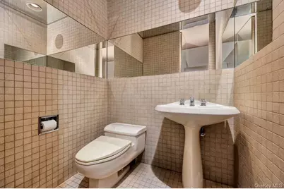 27 Fairway Drive, Manhasset, NY 11030 - Photo 19