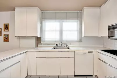 27 Fairway Drive, Manhasset, NY 11030 - Photo 11