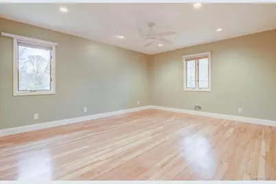 25 North Drive, Great Neck, NY 11021 - Photo 11