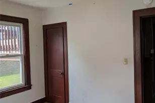 105 Courtney Ave, Newburgh, NY 12550 - Photo 9