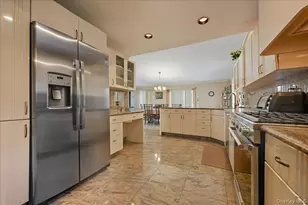 146 Longwood Ave, Westbury, NY 11590 - Photo 21