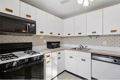 19 Newbrook #19, Bay Shore, NY 11706 - Photo 15