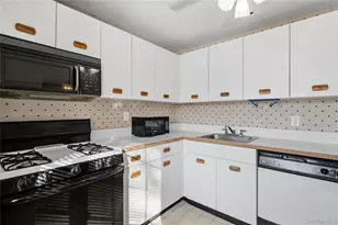 19 Newbrook, Bay Shore, NY 11706 - Photo 15