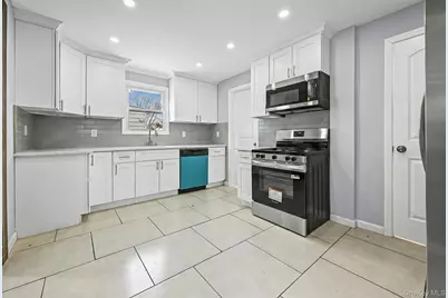 6 Pershing Avenue, Valley Stream, NY 11581 - Photo 5