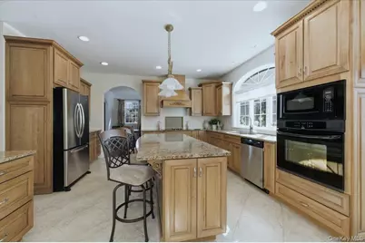 8 Hilltop Drive, Yorktown Heights, NY 10598 - Photo 11