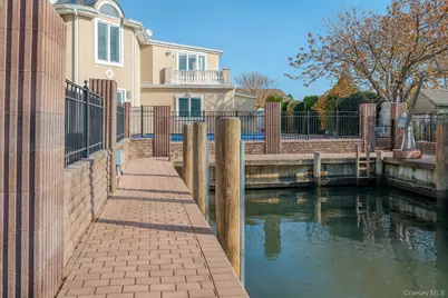 130 Wampum Lane, West Islip, NY 11795 - Photo 5